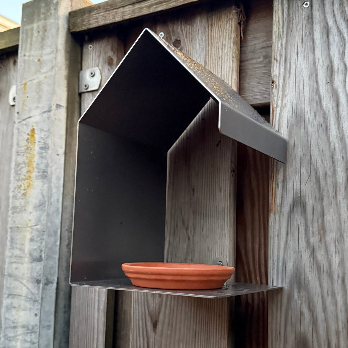 Vogelvoederhuis BITE – wandvoederhuisje met appelpin, vierkant model