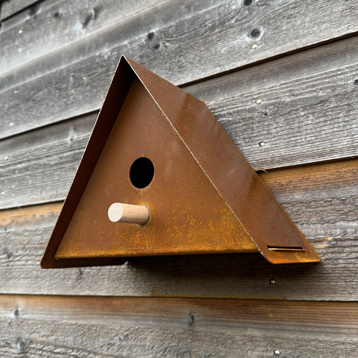 Vogelhuis UPSILON – wandvogelhuis met zitstokje en schaduwadvies