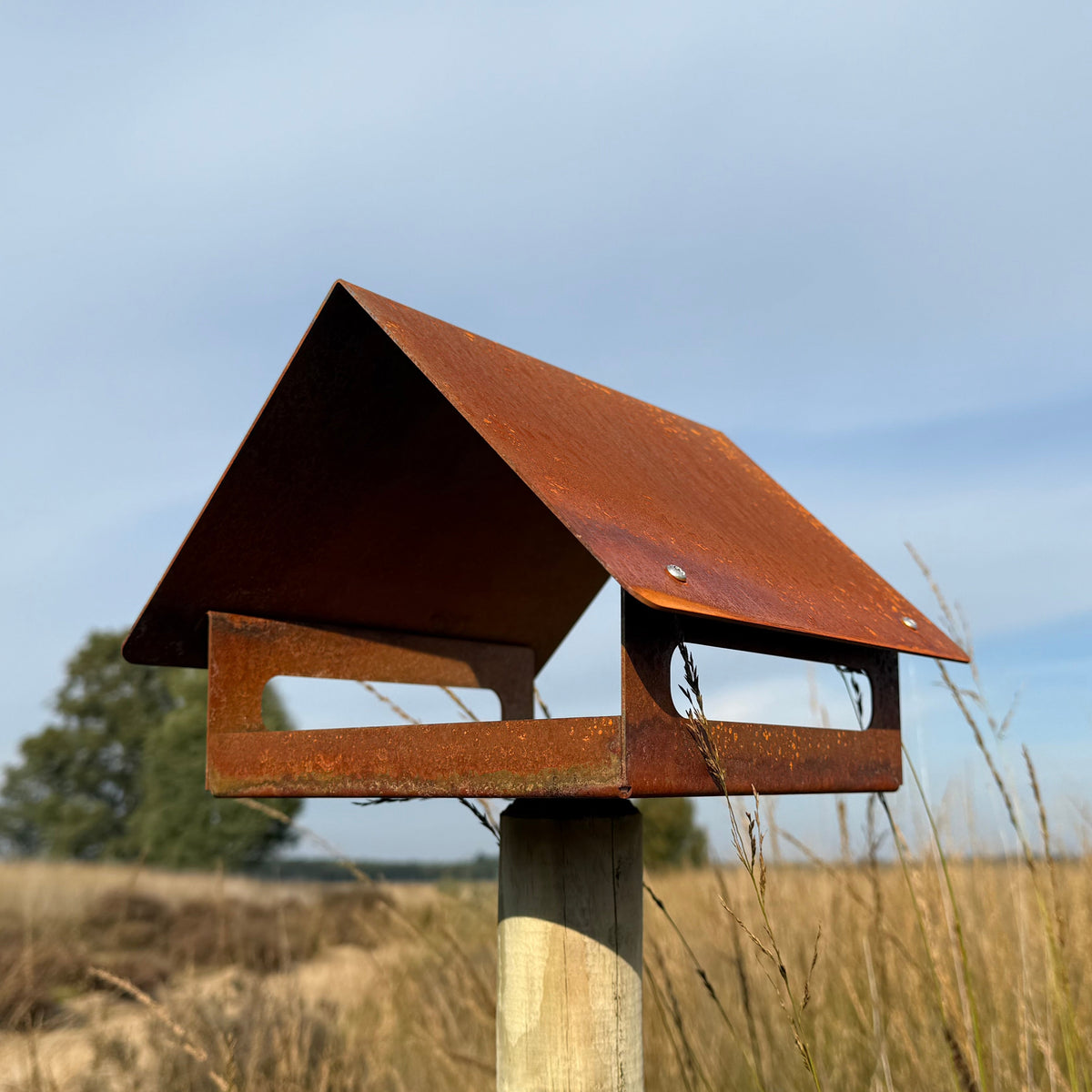 Design vogelvoederhuis ZWAAIJ van cortenstaal met zadeldak, geschikt voor montage op een losse paal (niet inbegrepen)