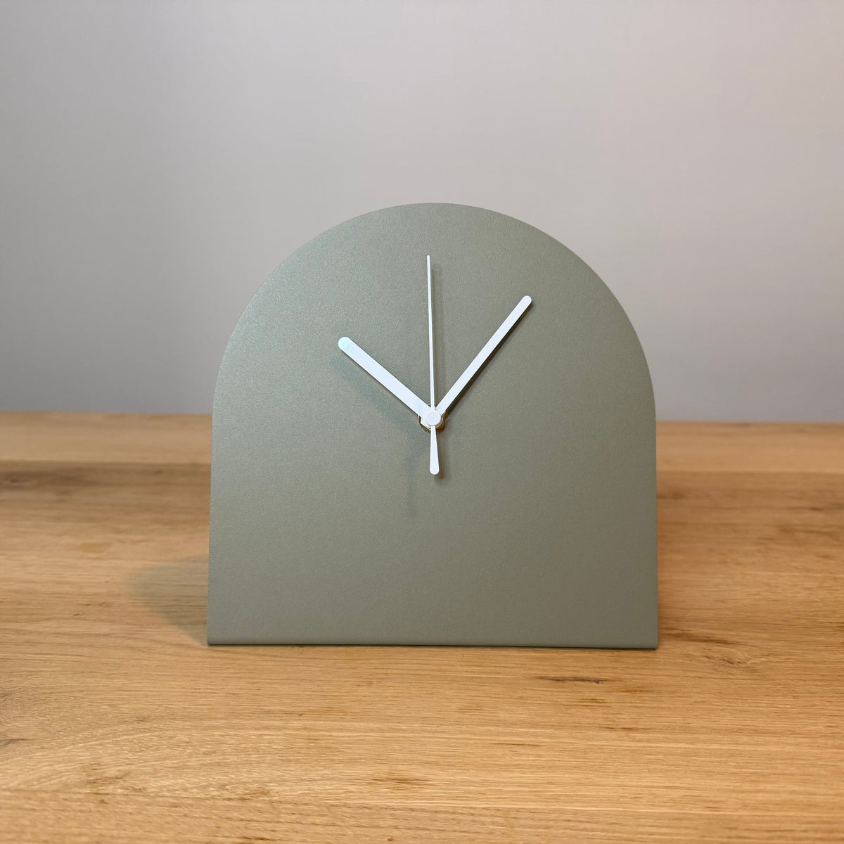 Stalen tafelklok BURGL in kleurcoating, minimalistisch Nederlands design