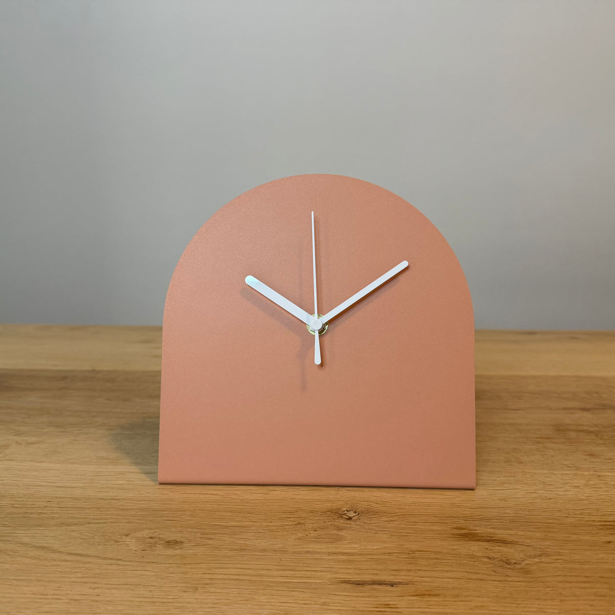 Stalen tafelklok BURGL in kleurcoating, minimalistisch Nederlands design