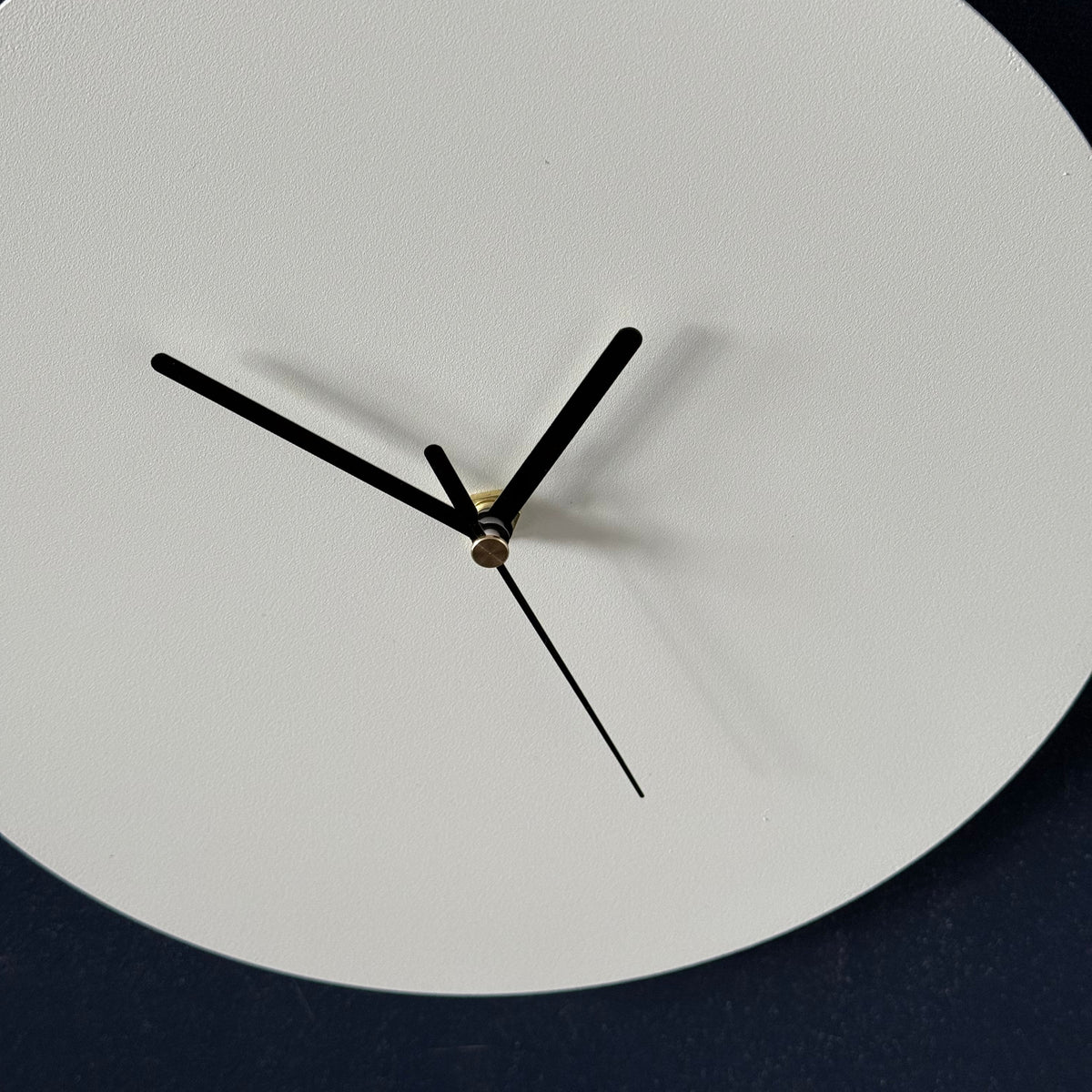 Klok ECLIPSE – ronde wandklok van zwart staal met stil uurwerk