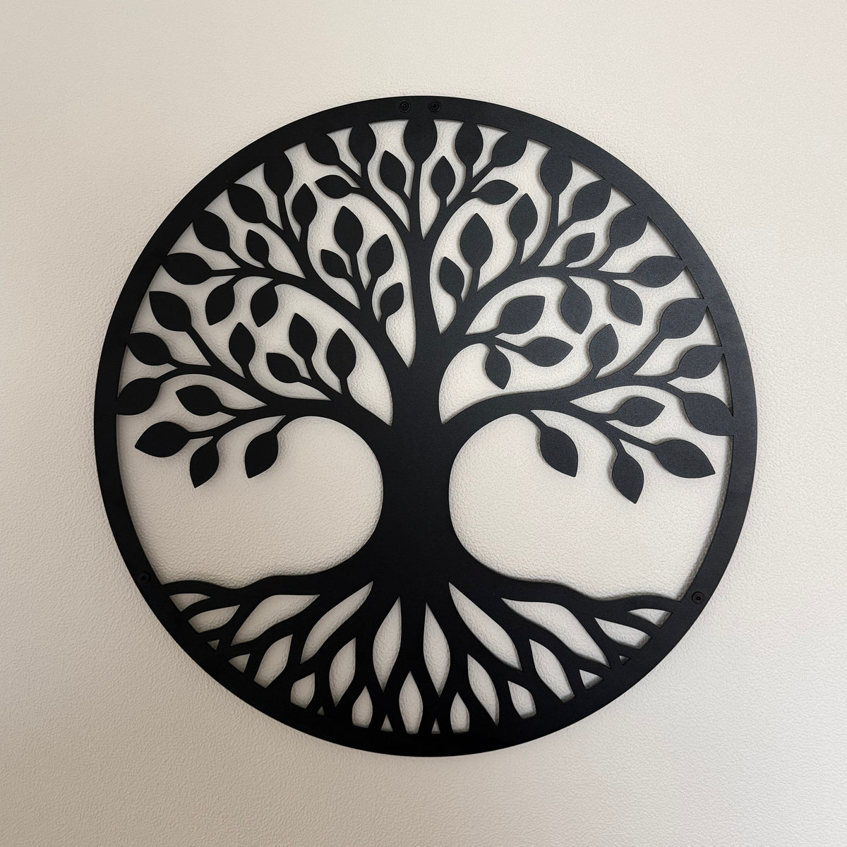 Wanddecoratie LIFE met levensboom gemonteerd aan een binnenmuur
