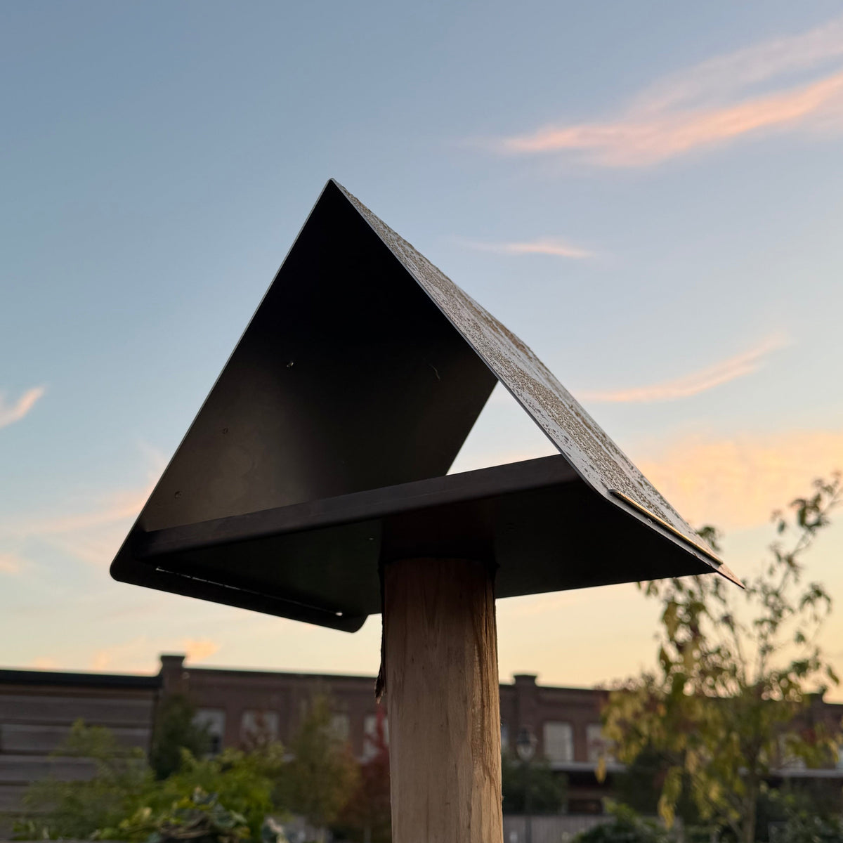 Vogelvoederhuis UNIVERSE – driehoekig hangvoederhuis zonder paal
