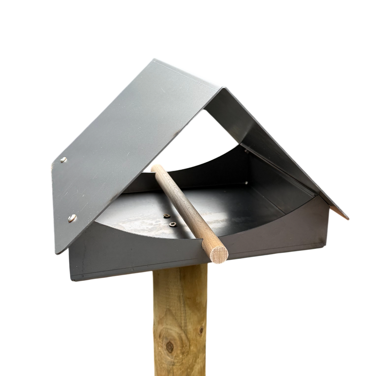 Design vogelvoederhuis KRAM van cortenstaal met zadeldak, geschikt voor montage op houten paal (niet inbegrepen).