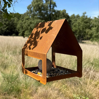 Vogelvoederhuis EON – cortenstalen hangend vogelhuis met RVS haak