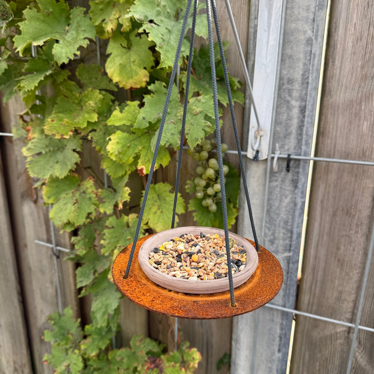 Vogelvoederschaal XENITH – hangend drinkbakje voor vogels met terracotta schaaltje