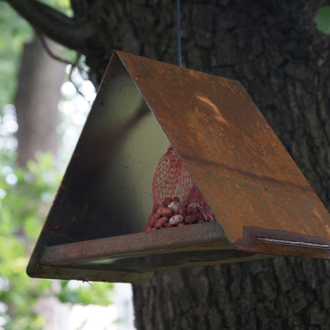 Vogelvoederhuis JUPITER – hangend cortenstalen vogelhuis met staaldraad