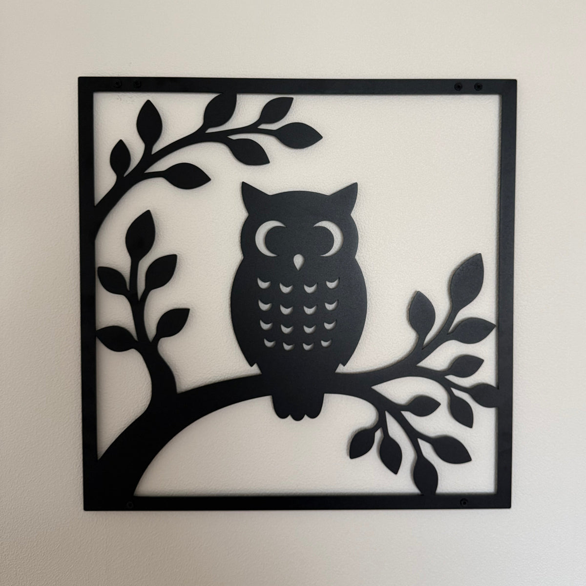 Sfeerfoto van Wanddecoratie OWL met stalen uil aan de muur in een interieur